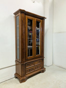 Klassinen vitriinikaappi 