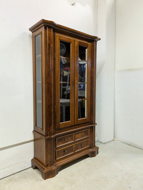 Klassinen vitriinikaappi 