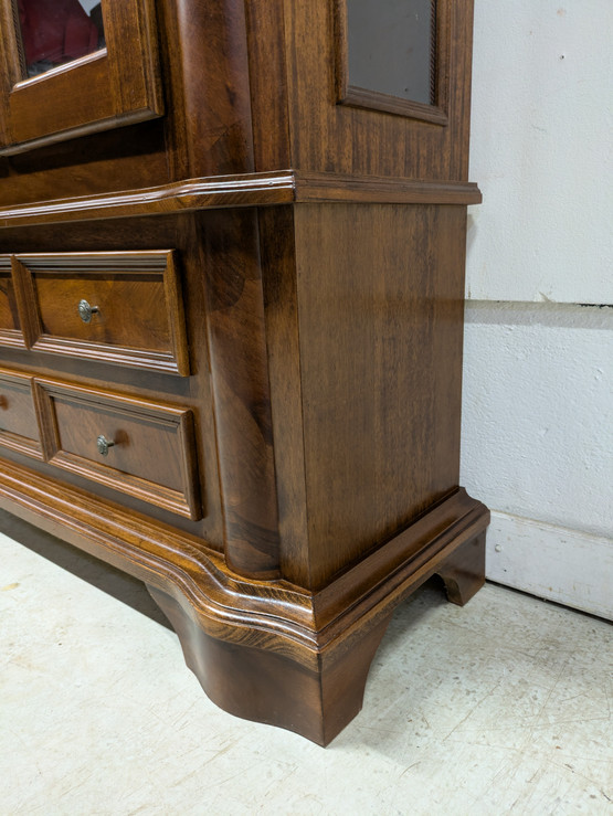 Klassinen vitriinikaappi 