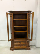 Klassinen vitriinikaappi 