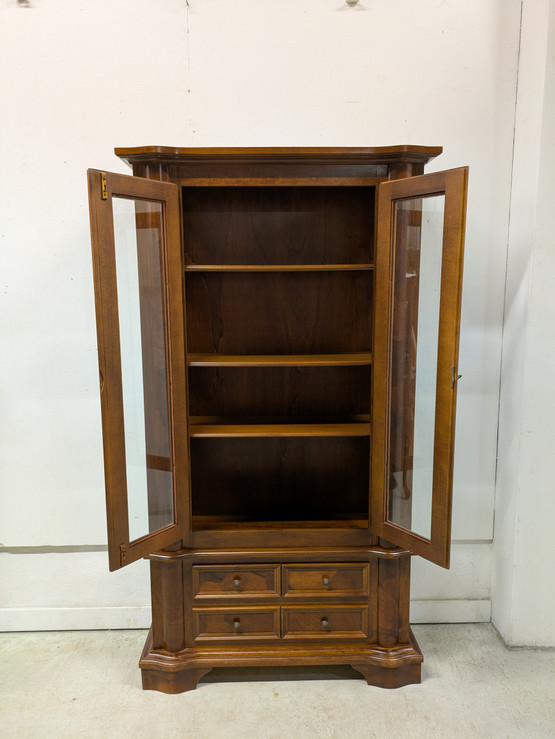 Klassinen vitriinikaappi 