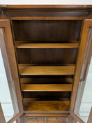 Klassinen vitriinikaappi 