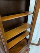 Klassinen vitriinikaappi 