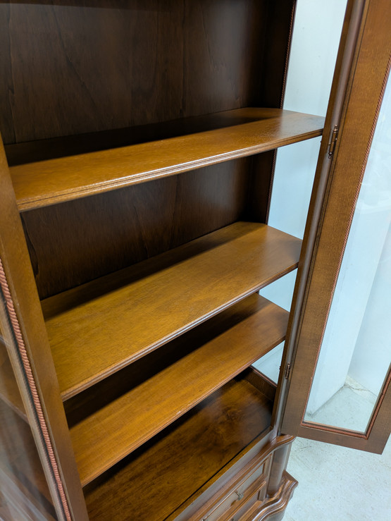 Klassinen vitriinikaappi 