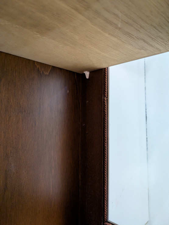 Klassinen vitriinikaappi 