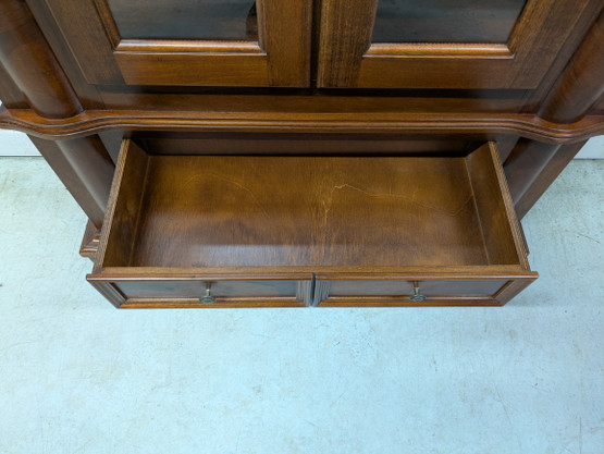 Klassinen vitriinikaappi 