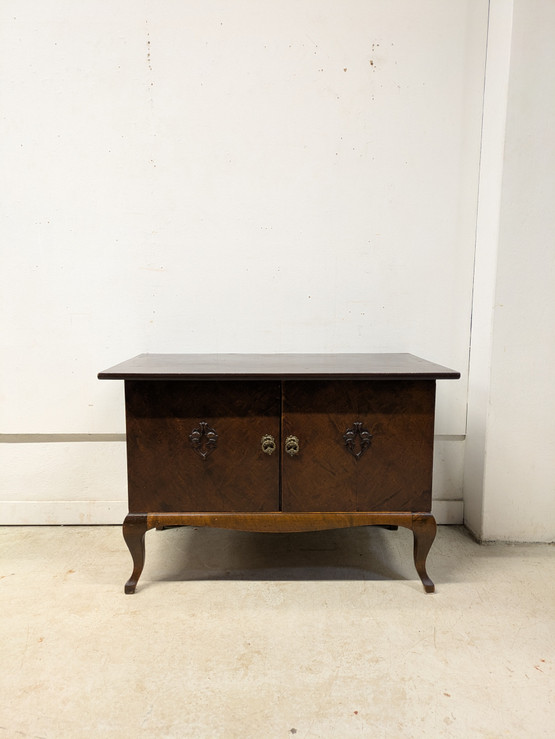 Vanha tarjoilukaappi