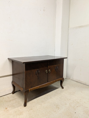 Vanha tarjoilukaappi