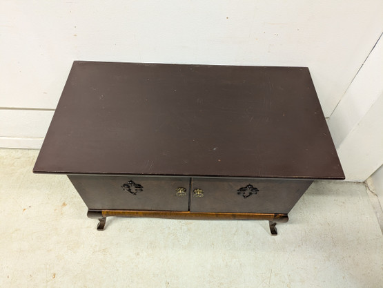 Vanha tarjoilukaappi