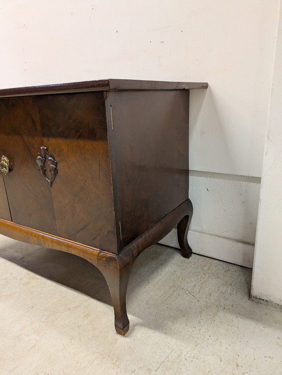 Vanha tarjoilukaappi