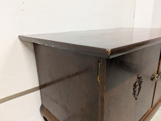 Vanha tarjoilukaappi