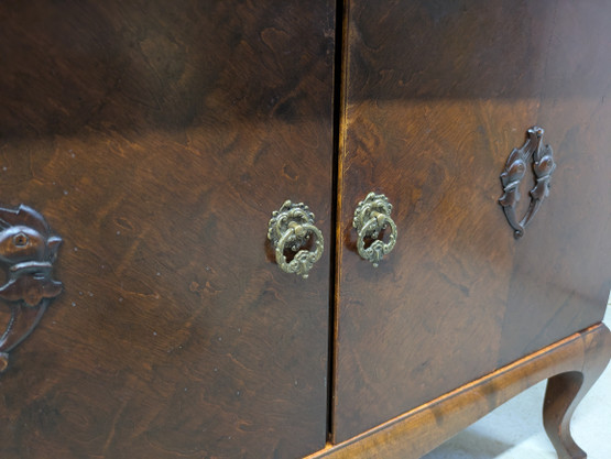 Vanha tarjoilukaappi