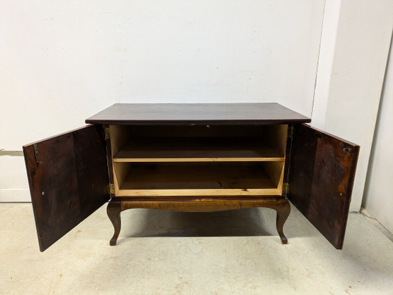 Vanha tarjoilukaappi