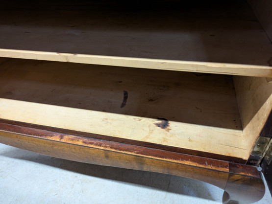 Vanha tarjoilukaappi