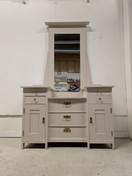 Vanha kaunis peilikaappi 