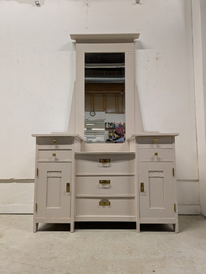 Vanha kaunis peilikaappi 