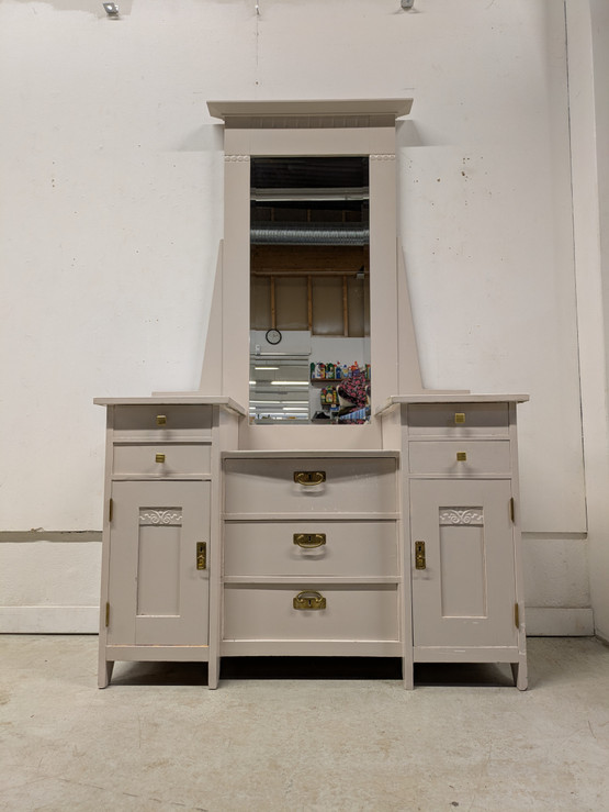 Vanha kaunis peilikaappi 