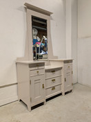 Vanha kaunis peilikaappi 