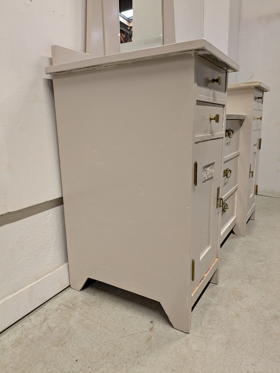 Vanha kaunis peilikaappi 