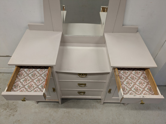 Vanha kaunis peilikaappi 