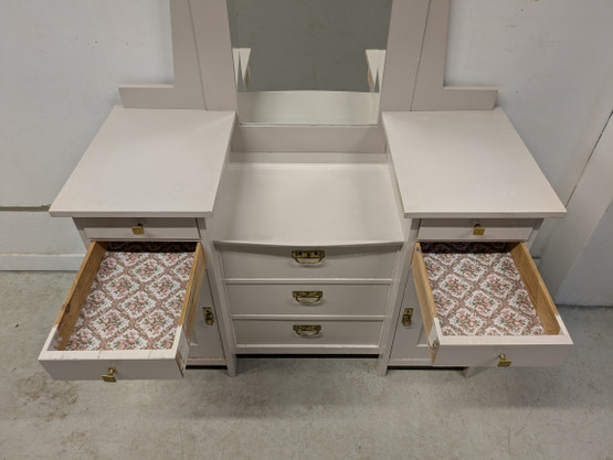 Vanha kaunis peilikaappi 