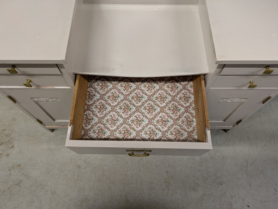 Vanha kaunis peilikaappi 