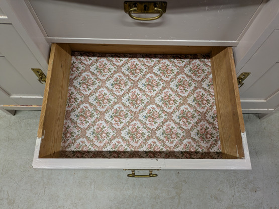 Vanha kaunis peilikaappi 