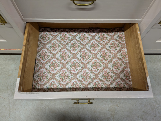 Vanha kaunis peilikaappi 