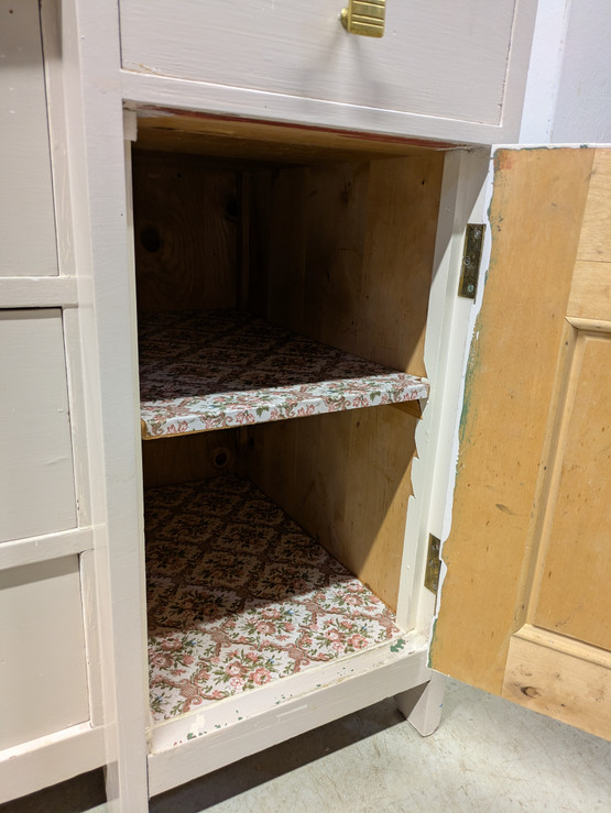 Vanha kaunis peilikaappi 