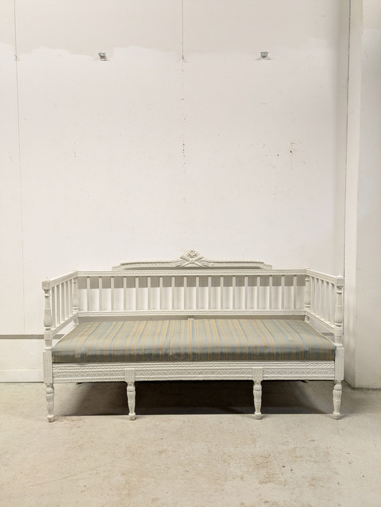 Kustavilainen sivustavedettävä sohva