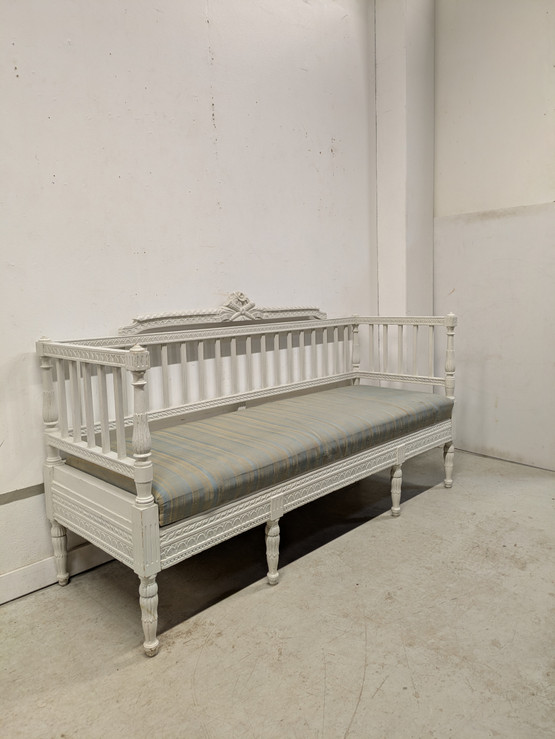 Kustavilainen sivustavedettävä sohva