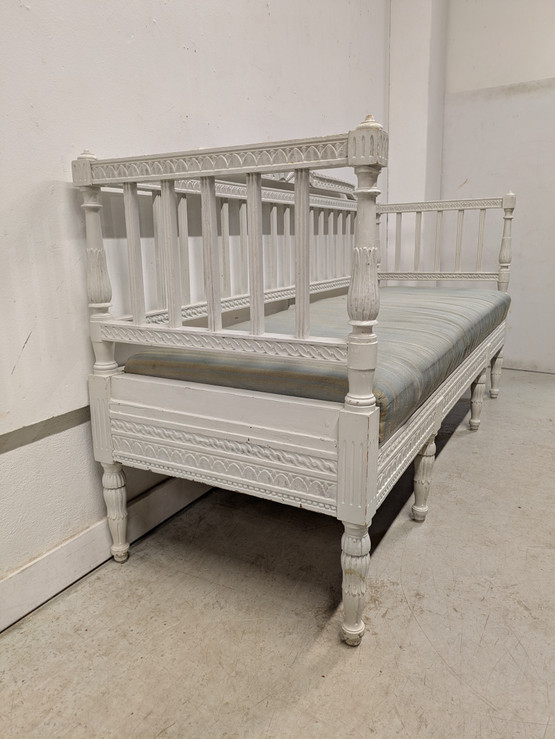 Kustavilainen sivustavedettävä sohva