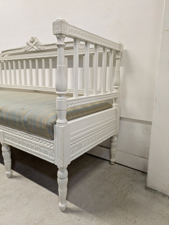 Kustavilainen sivustavedettävä sohva