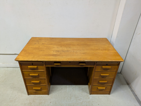 Vanha tamminen kirjoituspöytä 