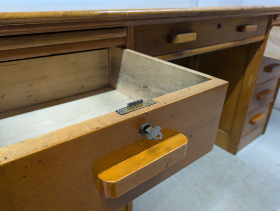 Vanha tamminen kirjoituspöytä 