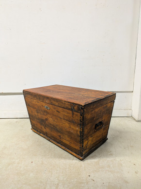 Vanha tasakantinen arkku 