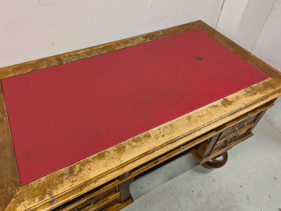 Vanha kirjoituspöytä 