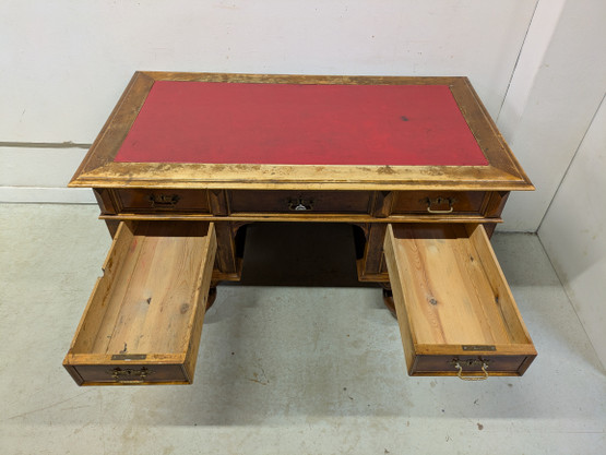 Vanha kirjoituspöytä 