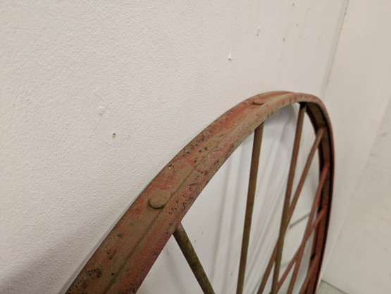 Vanha metallinen kärrynpyörä
