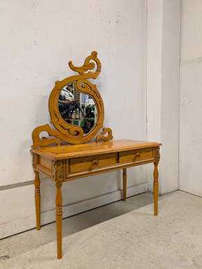 Vanha kampauspöytä