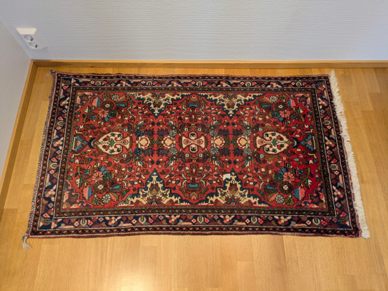 Käsinsolmittu pikku matto 77x138