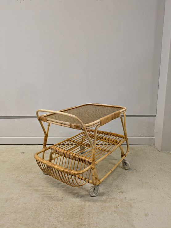 Vintage rottinkinen tarjoiluvaunu