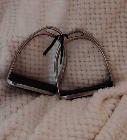 SECOND HAND Jalustimet 11 cm