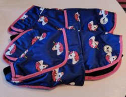 SECOND HAND koiran mantteli yksisarviskuviolla, koko 35 cm