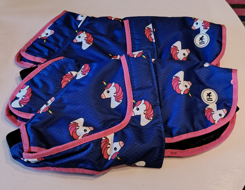 SECOND HAND koiran mantteli yksisarviskuviolla, koko 35 cm