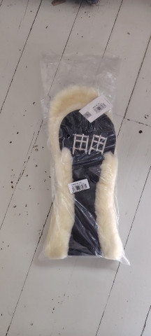SECOND HAND käyttämätön Horze lampaankarvakoulusatulavyö, 60 cm