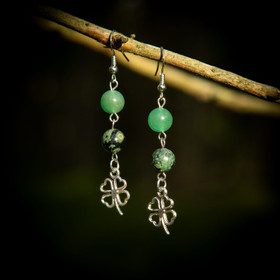 Korvakorut, vihreä aventuriini ja kambaba jaspis neliapilalla