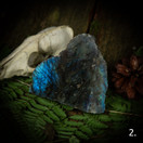 Labradoriitti viipale, toinen puoli hiottu