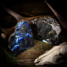 Labradoriitti viipale, toinen puoli hiottu