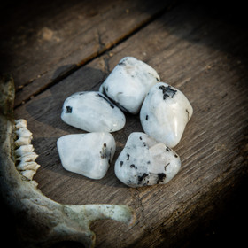 Sateenkaarikuukivi, rumpuhiottu